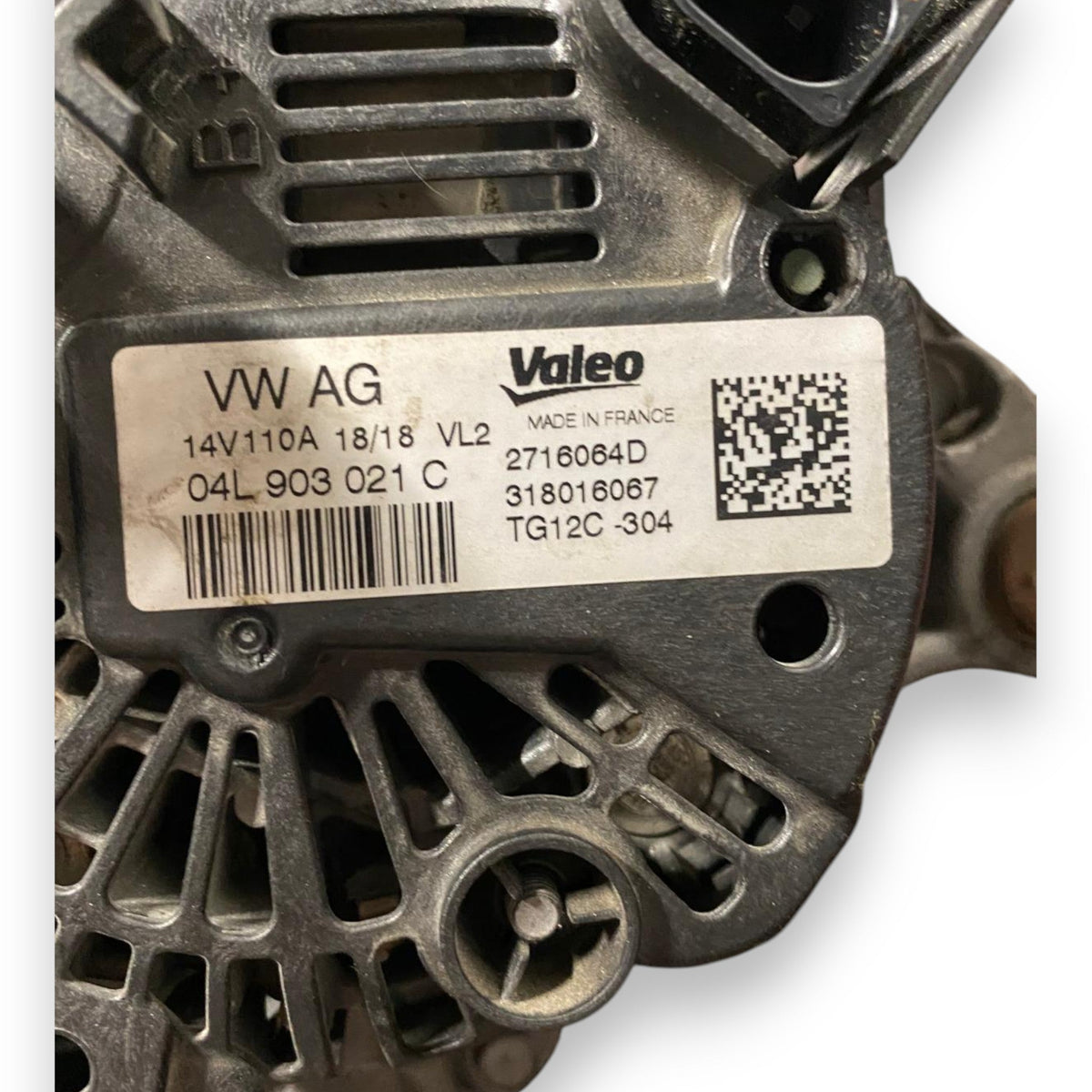 Alternatore Volkswagen Polo VI AW1 1.6 Diesel (2017 - ) Cod: 04L903021C - F&P CRASH SRLS - Ricambi Usati
