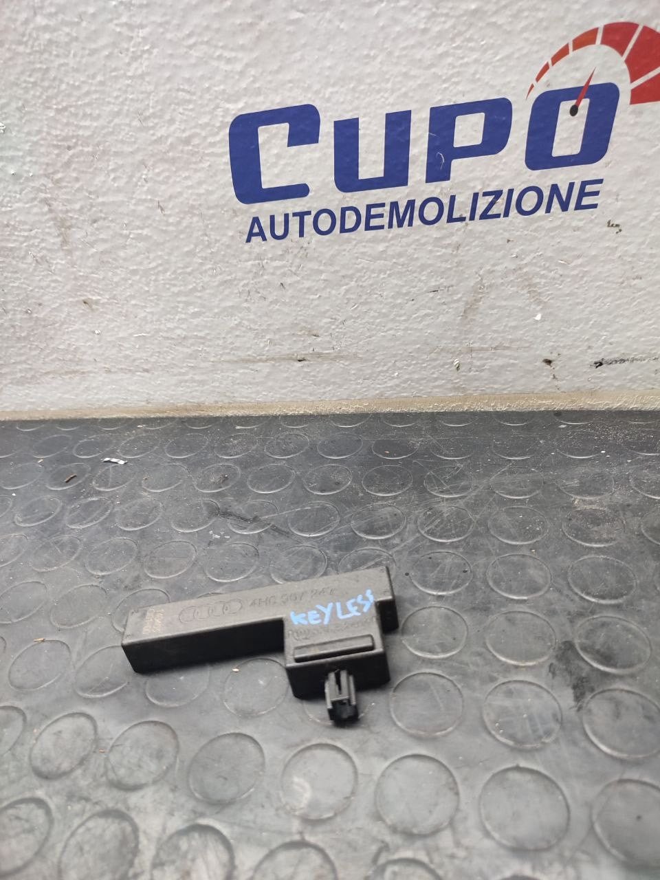 Antenna keyless Audi A8 ( 4h ) cod 4h0907247 - F&P CRASH SRLS - Ricambi Usati