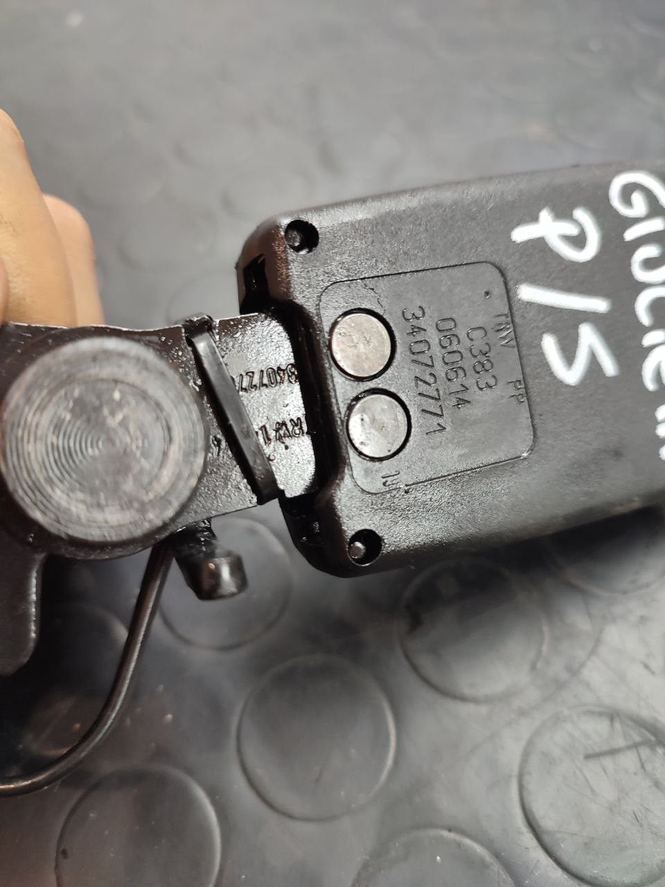 Attacco cintura posteriore sinistra Alfa Romeo Giulietta cod 34072771 - F&P CRASH SRLS - Ricambi Usati