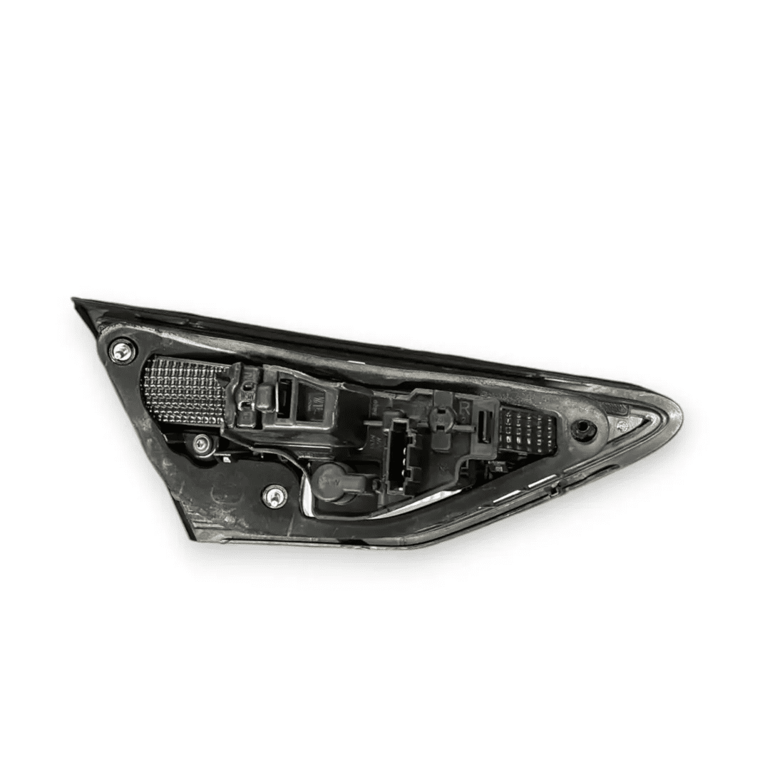 Base fanale posteriore parte interna destra SEAT Leon codice 90042873 - F&P CRASH SRL - Ricambi Usati