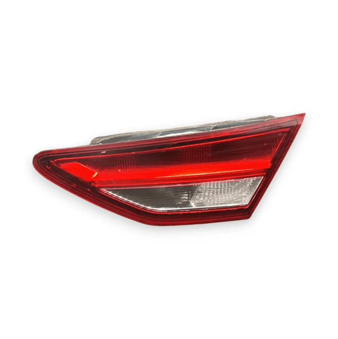 Base fanale posteriore parte interna destra SEAT Leon codice 90042873 - F&P CRASH SRL - Ricambi Usati