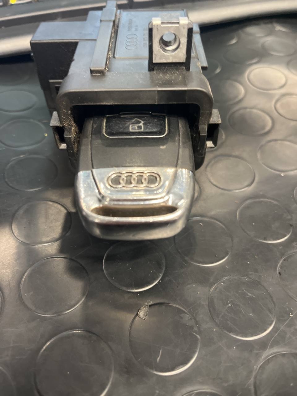 Blocchetto Avviamento + Chiave Audi A4 B8 ( 8K - 2011 ) cod: 8K0909131 - F&P CRASH SRLS - Ricambi Usati