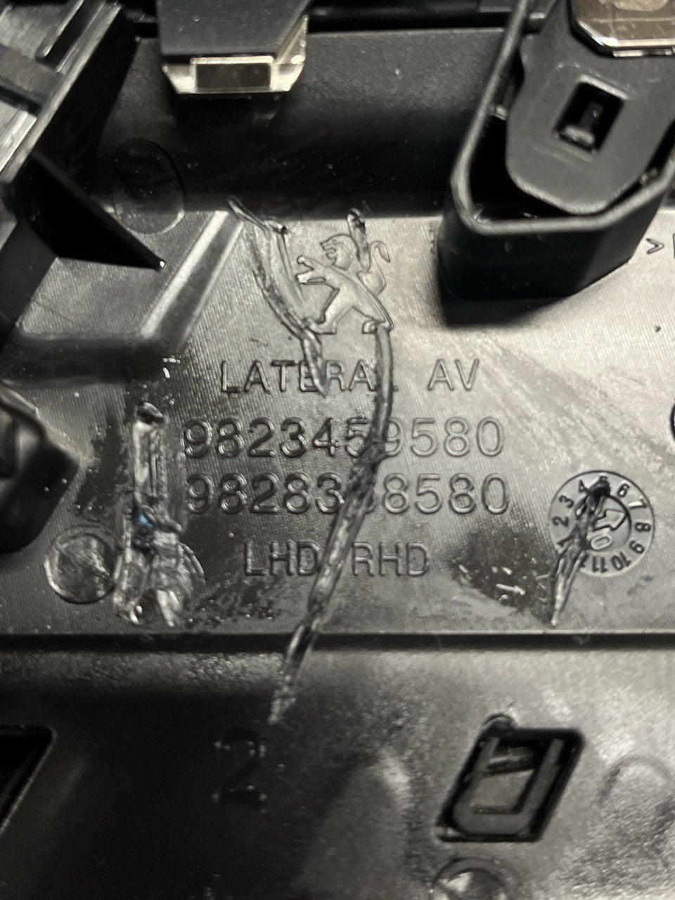 Bocchetta Aria Cruscotto anteriore sinistro (sx) Peugeot 208 (2019>) cod: 9823459580 - F&P CRASH SRLS - Ricambi Usati