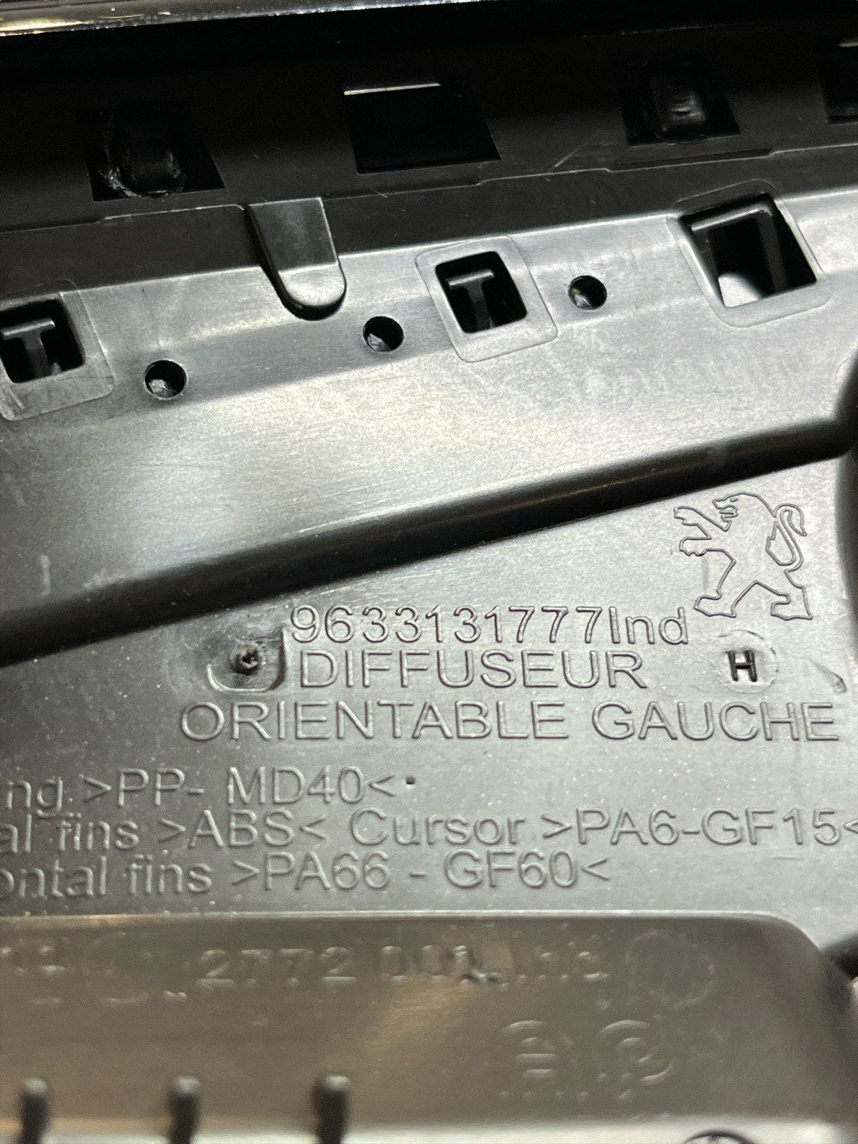 Bocchetta aria cruscotto lato sinistro Peugeot 208 / 2008 (2012 - 2019) cod.9633131777 - F&P CRASH SRLS - Ricambi Usati