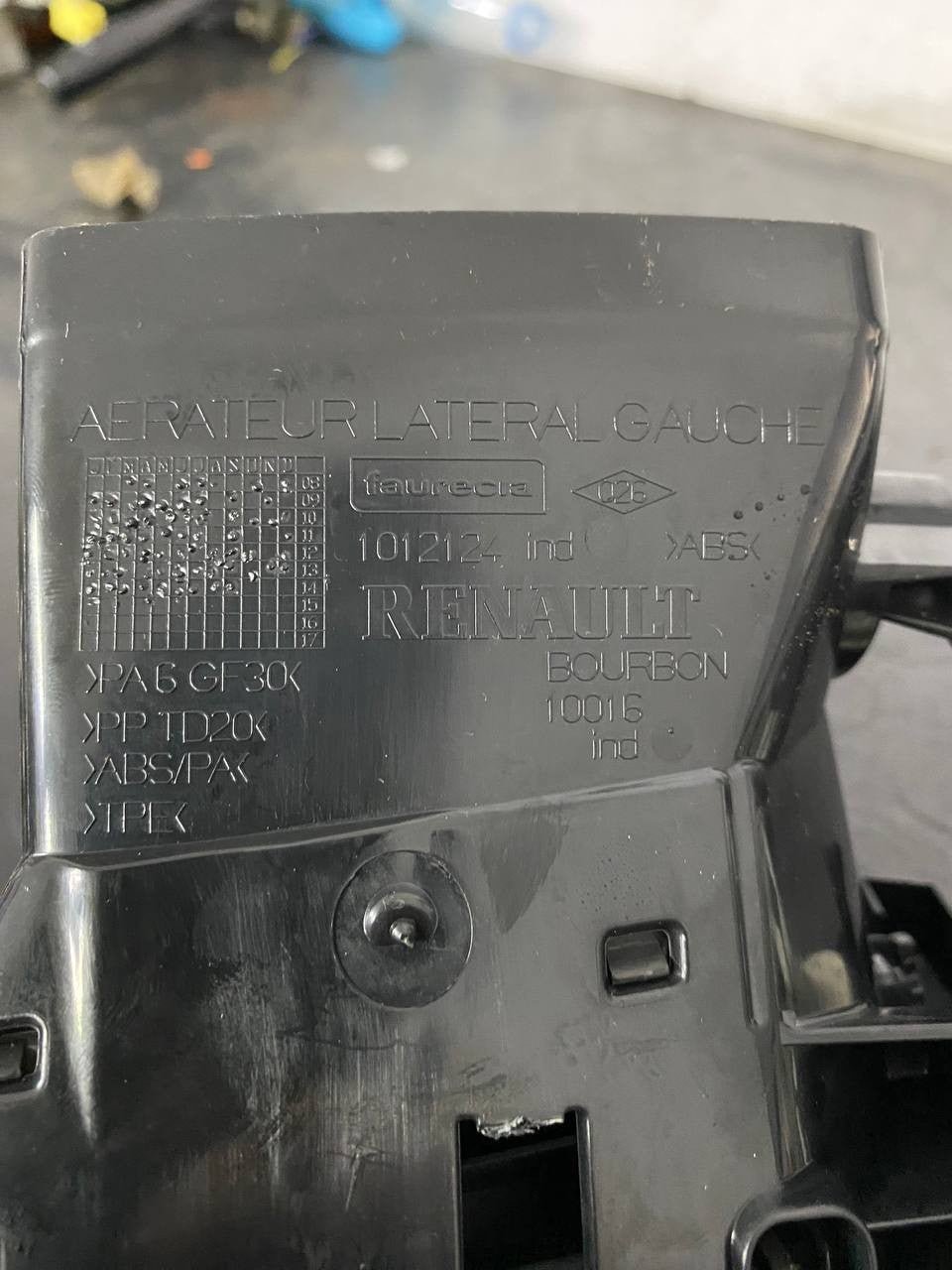 Bocchetta aria sinistra Renault Scenic III cod: 1012124 - F&P CRASH SRLS - Ricambi Usati