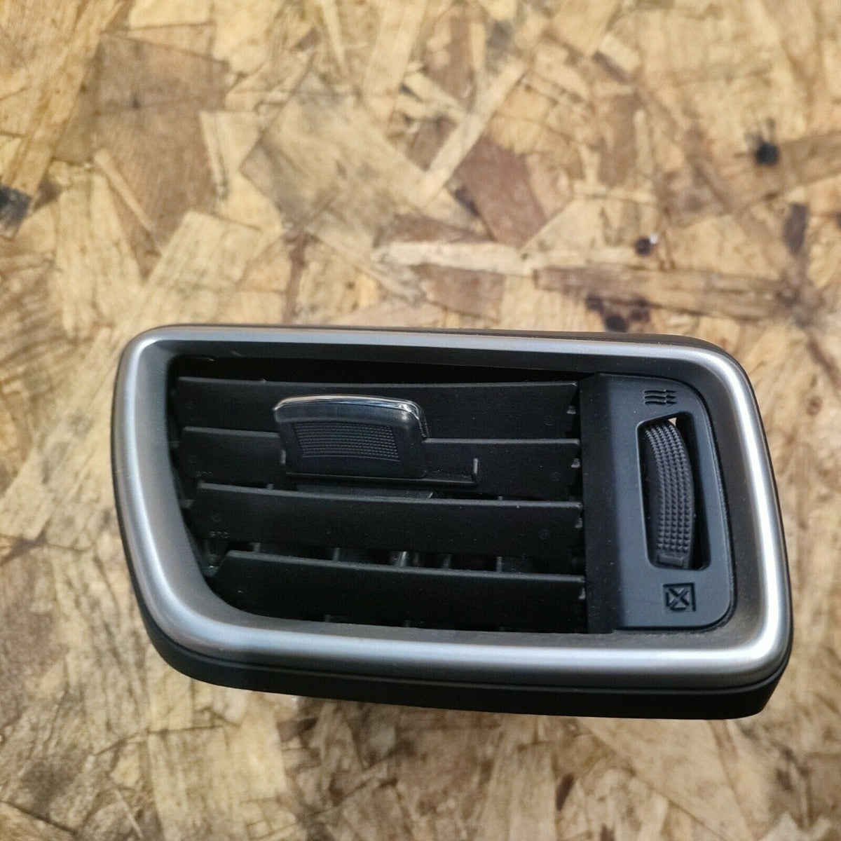 bocchetta presa aria cruscotto lato destro NISSAN X-TRAIL T32 2014 E988-5211-100 - F&P CRASH SRLS - Ricambi Usati