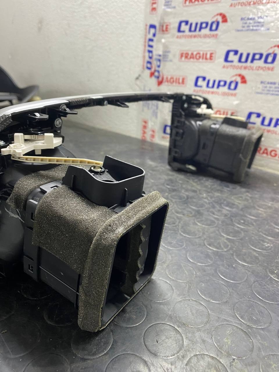 Bocchette con modanatura centrale cruscotto Kia Rio (2017) cod: 84740-H8200 - F&P CRASH SRLS - Ricambi Usati