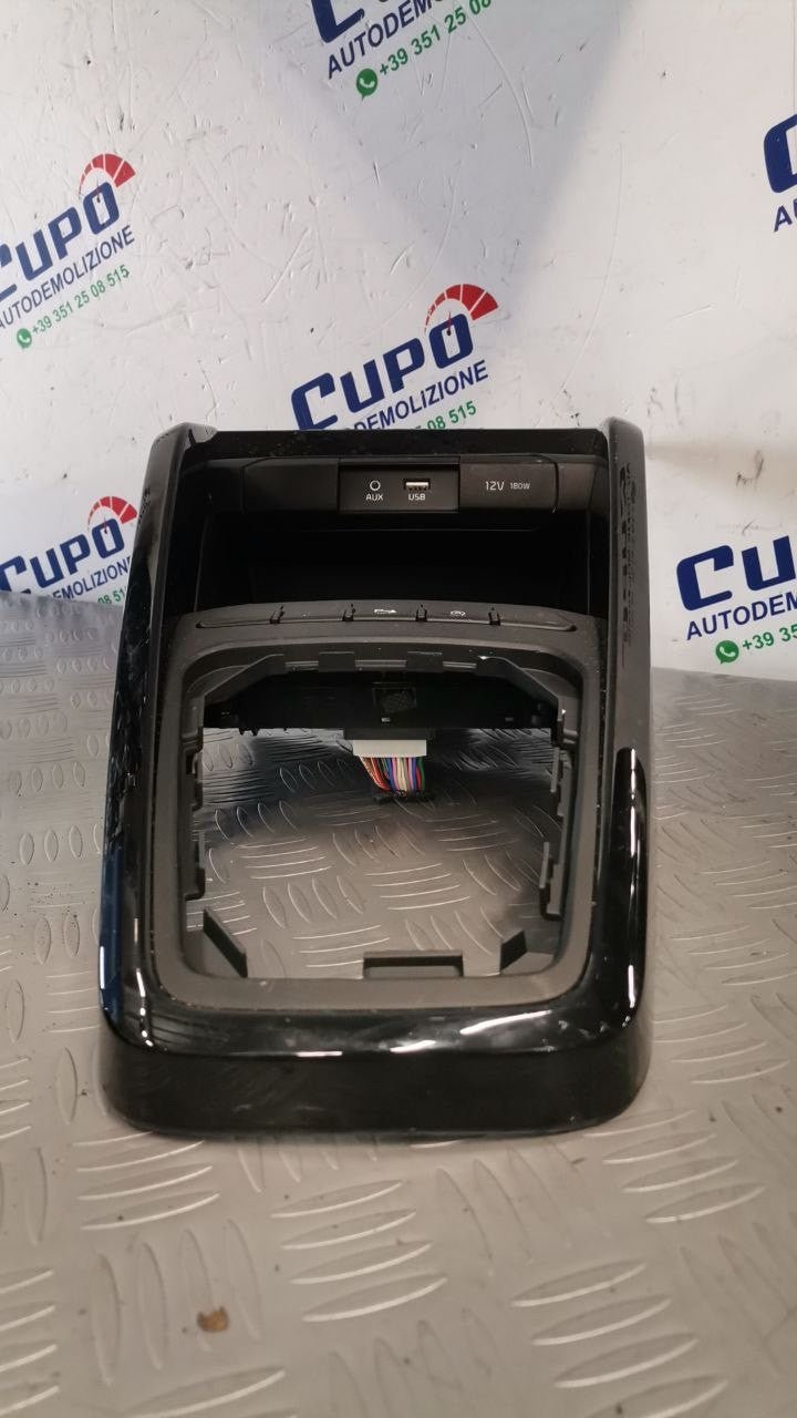 Bracciolo centrale Kia Rio IV Serie 2017 cod: 84635h8000 - F&P CRASH SRLS - Ricambi Usati