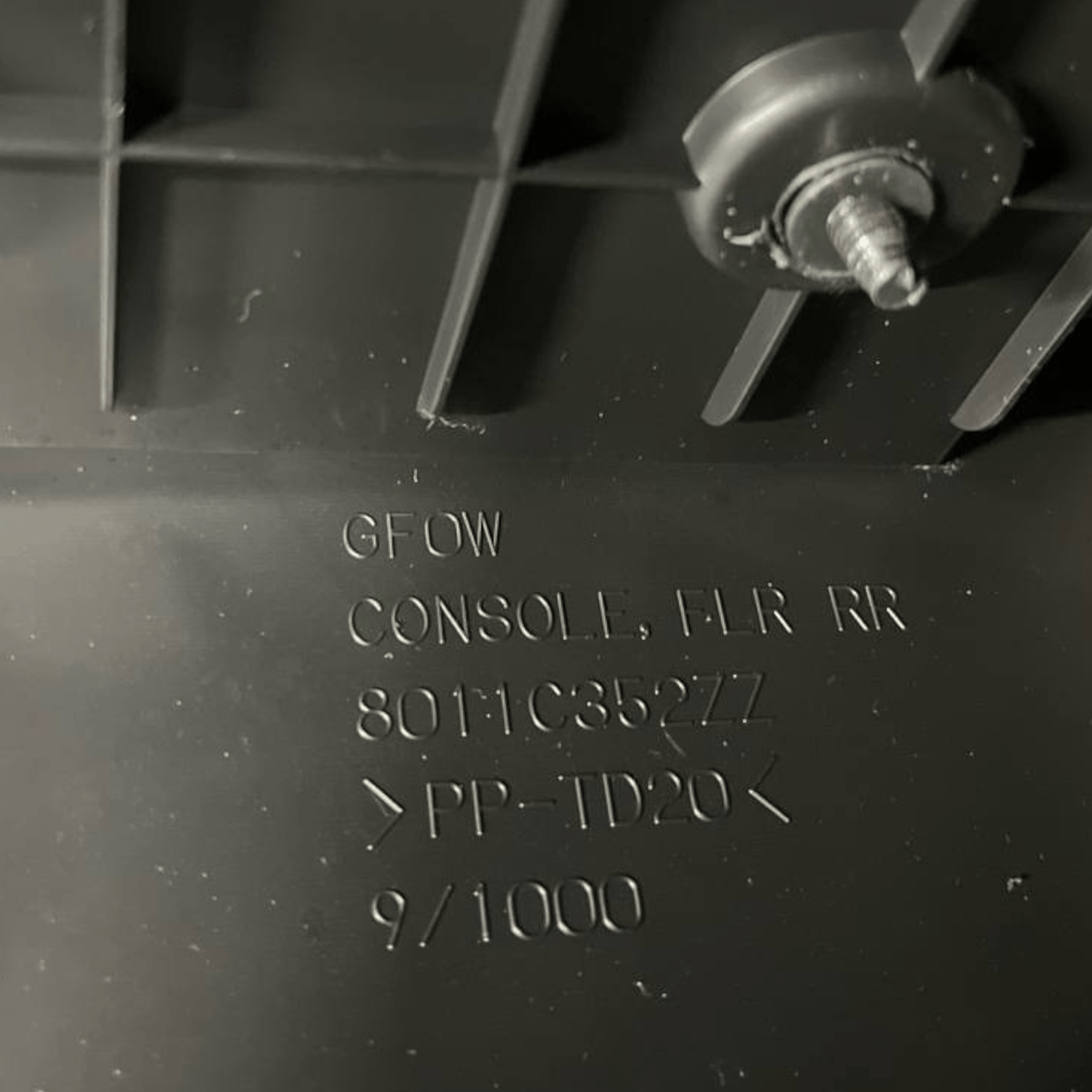 Bracciolo Centrale Mitsubishi Outlander IV (2019 al 2021) cod: 8011C352ZZ - F&P CRASH SRLS - Ricambi Usati