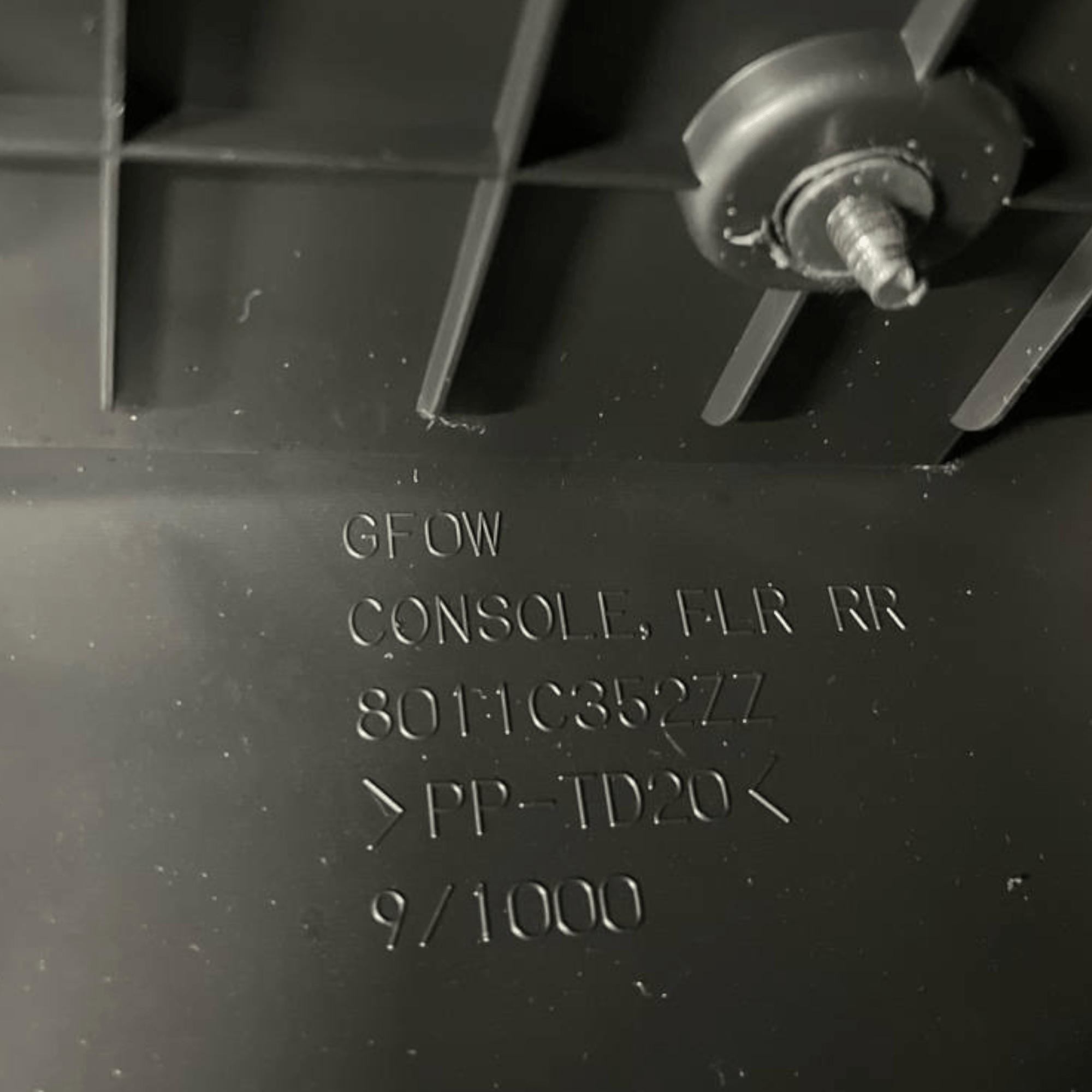 Bracciolo Centrale Mitsubishi Outlander IV (2019 al 2021) cod: 8011C352ZZ - F&P CRASH SRLS - Ricambi Usati