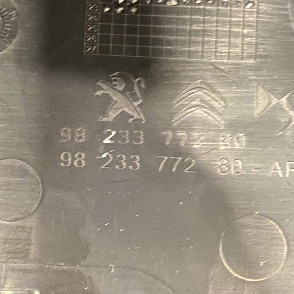 bracciolo + prese usb posteriori peugeot 2008 ii (2019 - ) Cod: 9823377280 - F&P CRASH SRLS - Ricambi Usati