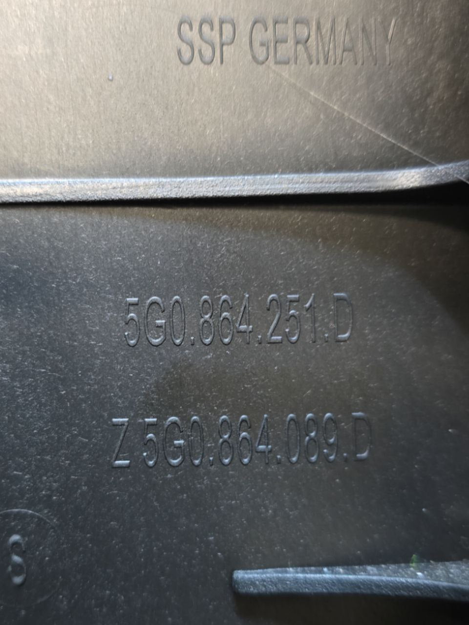 Bracciolo Tunnel Centrale Volkswagen Golf VII ( 2012-2016 ) Cod : 5G0864251D - F&P CRASH SRLS - Ricambi Usati