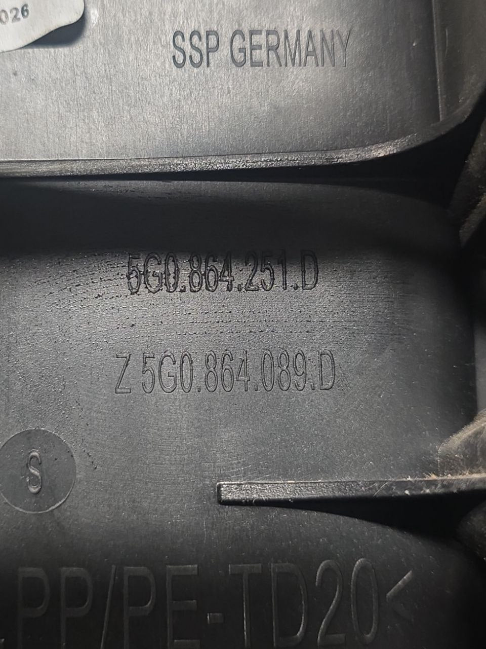 BRACCIOLO VOLKSWAGEN GOLF VII (2012 - 2019) Cod : 5G0864251D - F&P CRASH SRLS - Ricambi Usati