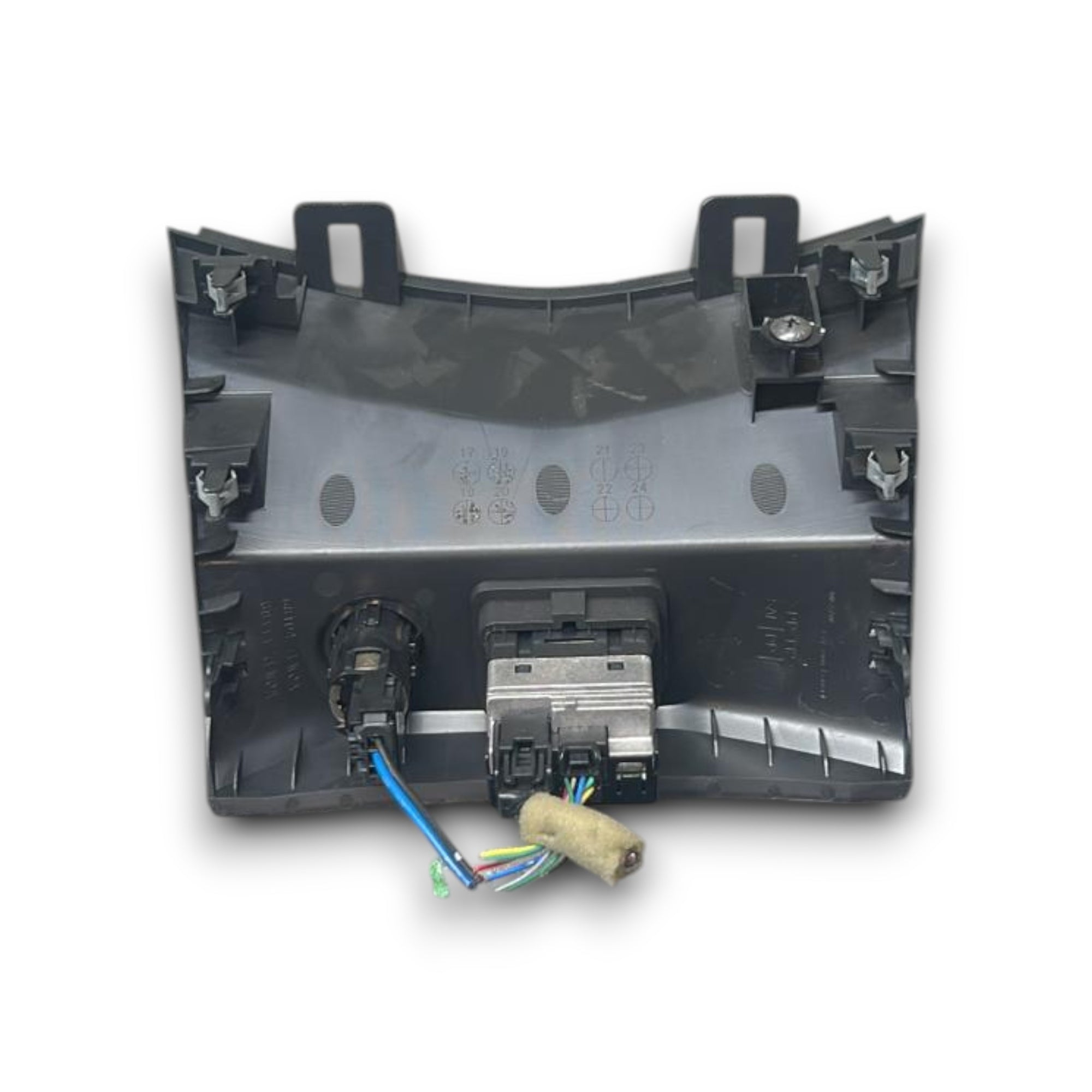 Облицовка на централната конзола Nissan X - Trail (T32) код.681047fw0a (2014 > 2020) + USB порт и 12 V контакт код.681t17fw0a 