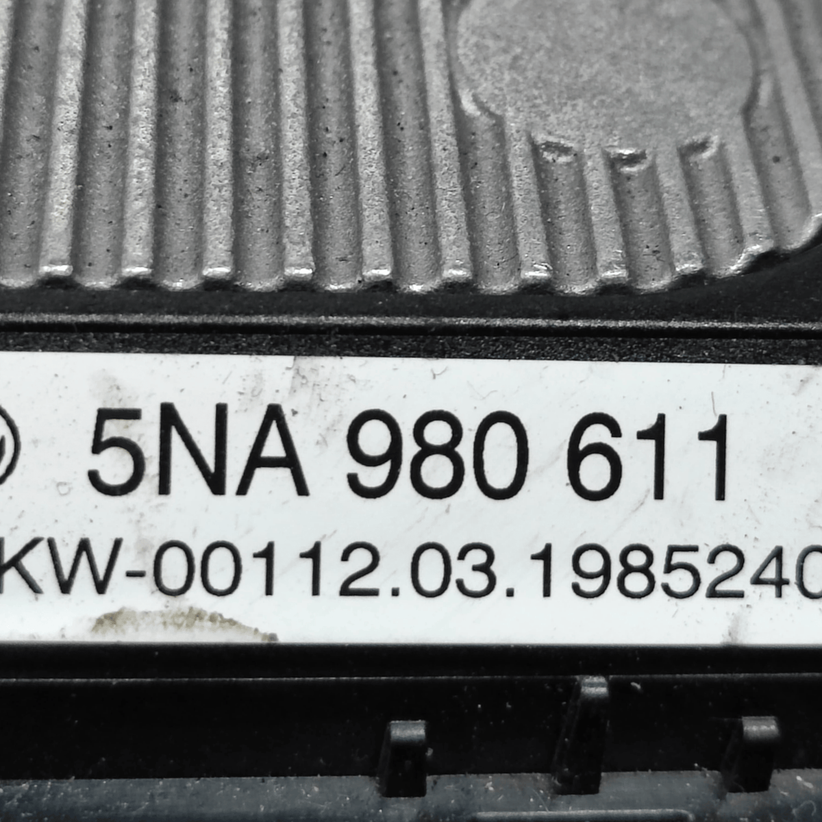 Caricatore Smartphone Wireless Volkswagen Golf VIII COD: 5NA980611 (2019>) - F&P CRASH SRLS - Ricambi Usati