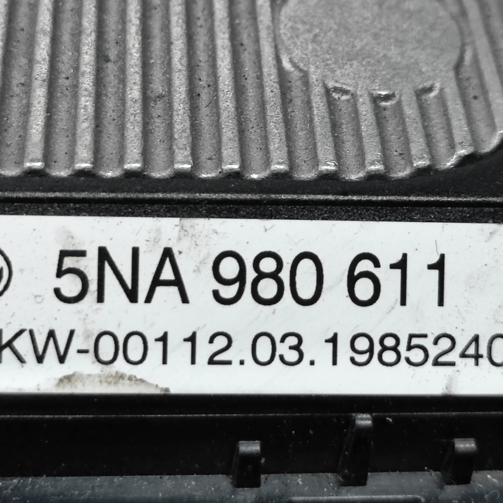 Caricatore Smartphone Wireless Volkswagen Golf VIII COD: 5NA980611 (2019>) - F&P CRASH SRLS - Ricambi Usati