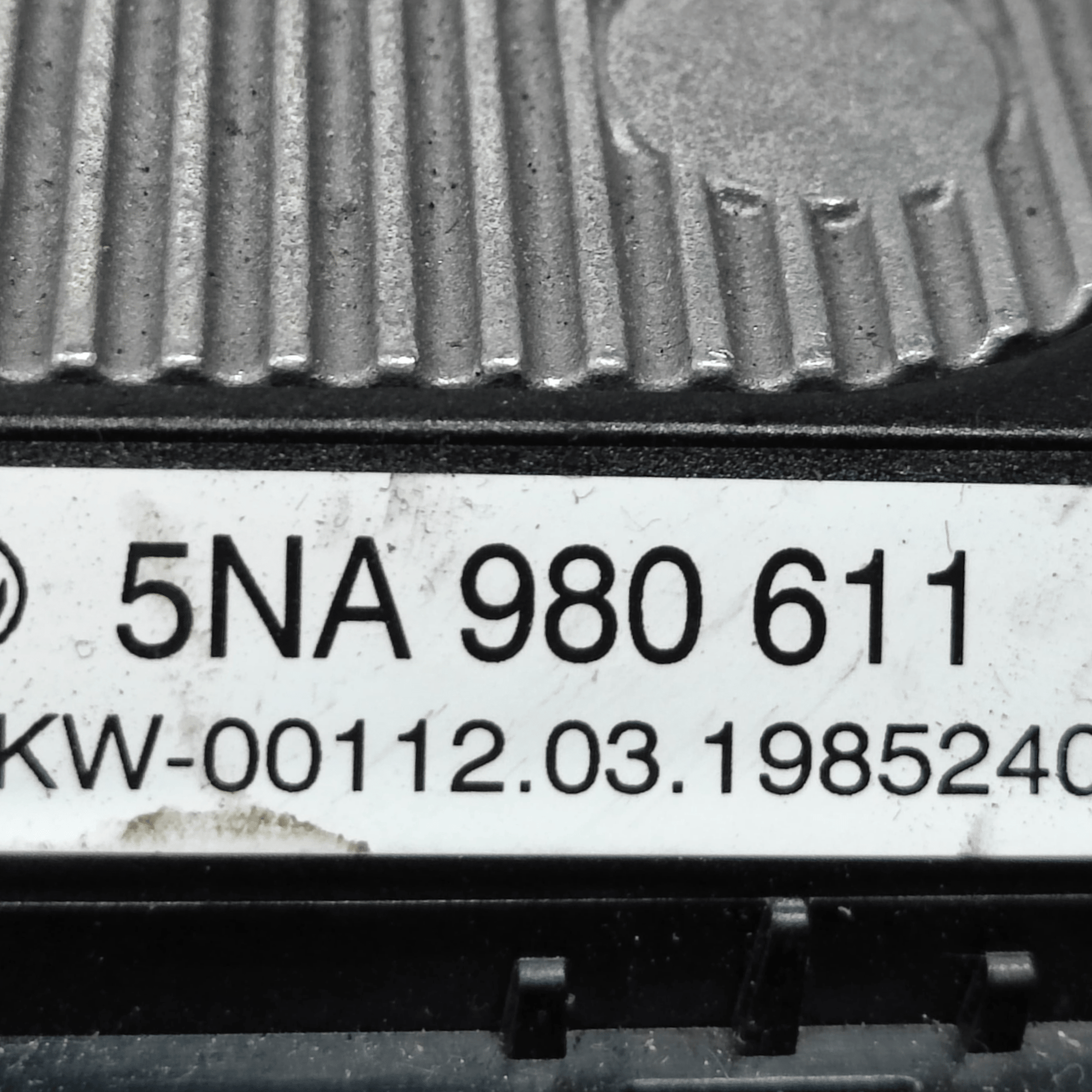 Caricatore Smartphone Wireless Volkswagen Golf VIII COD: 5NA980611 (2019>) - F&P CRASH SRLS - Ricambi Usati