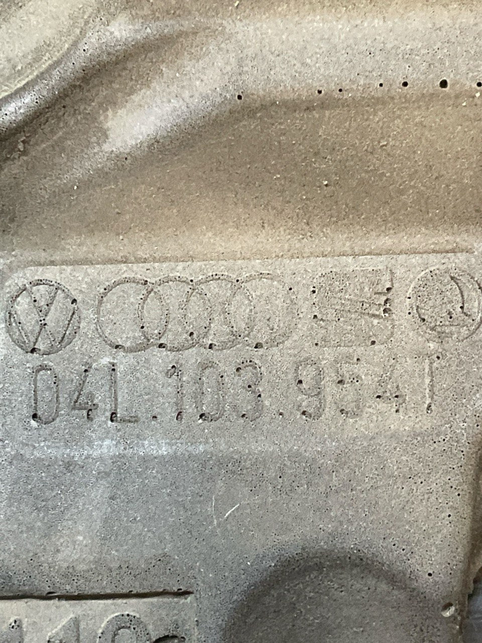 Carter / Copri motore Audi A3 8V 2.0TDi cod:04L103954T (2017>) - F&P CRASH SRLS - Ricambi Usati