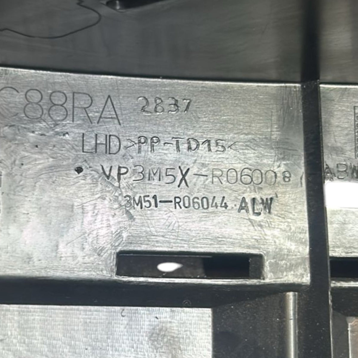 Cassetto / Vano Porta Oggetti Ford Kuga I cod.3M5X - R06008 (2008 > 2012) cod.3M51R06044AL - F&P CRASH SRLS - Ricambi Usati