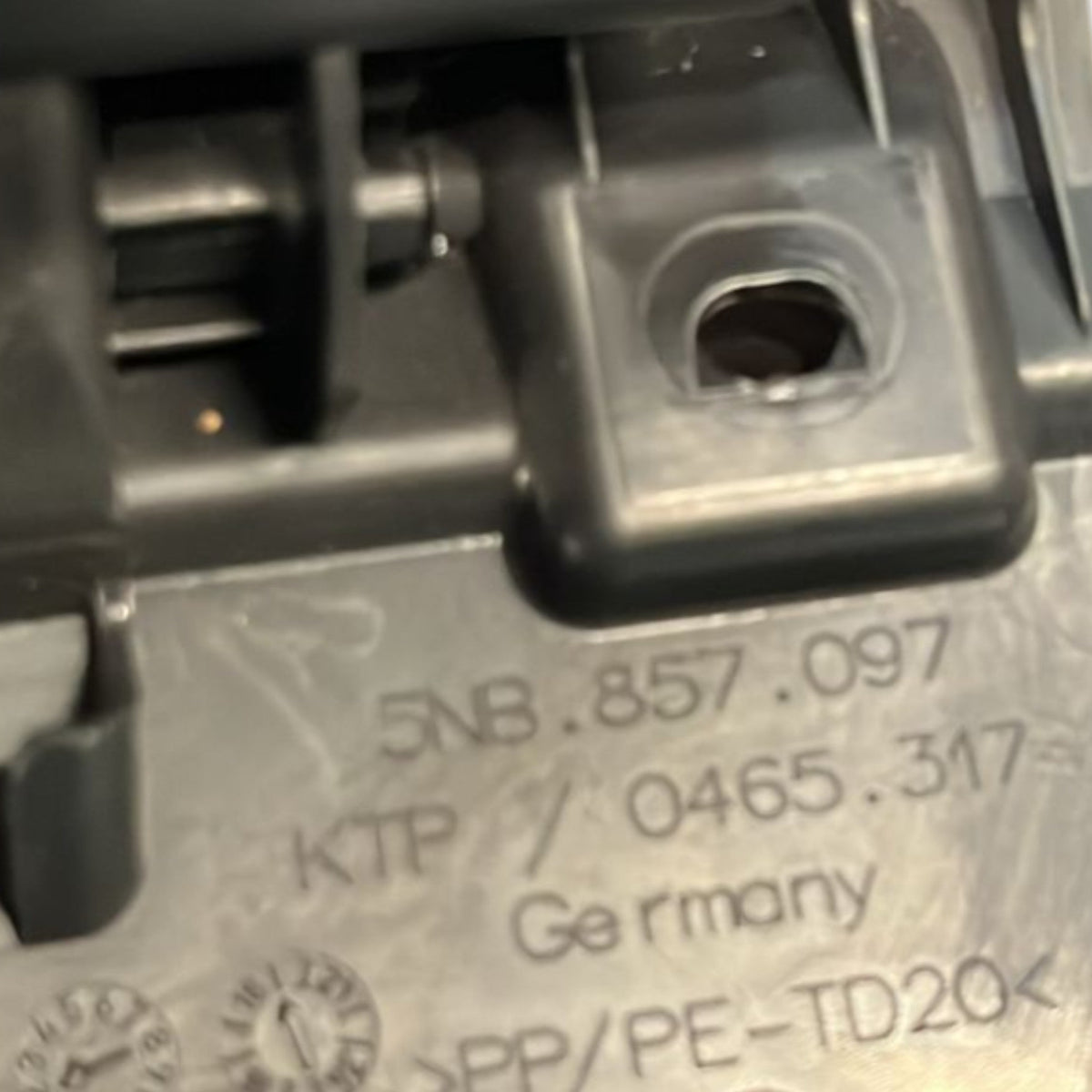 Cassetto / Vano Porta Oggetti Volkswagen Tiguan cod:5NB857097 (2016 >2024) - F&P CRASH SRLS - Ricambi Usati