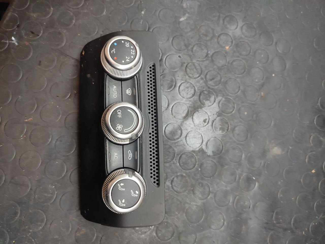 Comandi clima Audi A1 ( 8x - 2015 ) 1.4 tsi cod 8x0820043a - F&P CRASH SRLS - Ricambi Usati