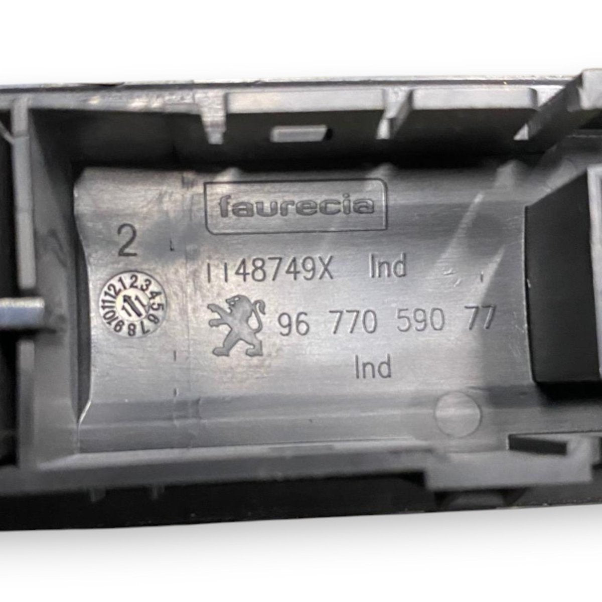 Button command / ESP switch / ASR Traction control Peugeot 2008 / 208 (2012 - 2019) Code: 9677059077 - F&P CRASH SRLS - Used Parts