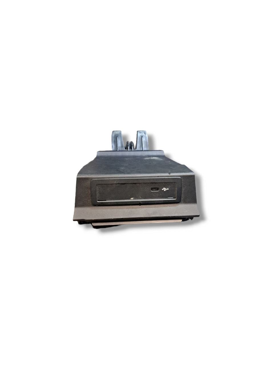 USB Socket Connector Mercedes-Benz Class A W177 (2018>) COD:A2478203902 - F&P CRASH SRLS - Used Parts