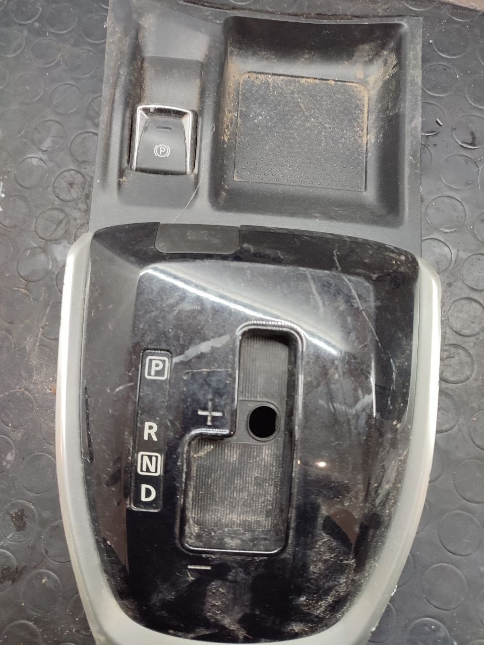 Nissan X-trail automatic transmission console + parking brake button code 96944 4ba2a / 969xc 4cc4a - F&P CRASH SRLS - Used Parts