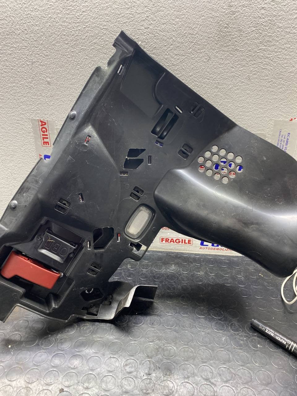 OBD socket cover + hood opening handle Mercedes w204 2.2 code:a2046800180 - F&P CRASH SRLS - Used Spare Parts