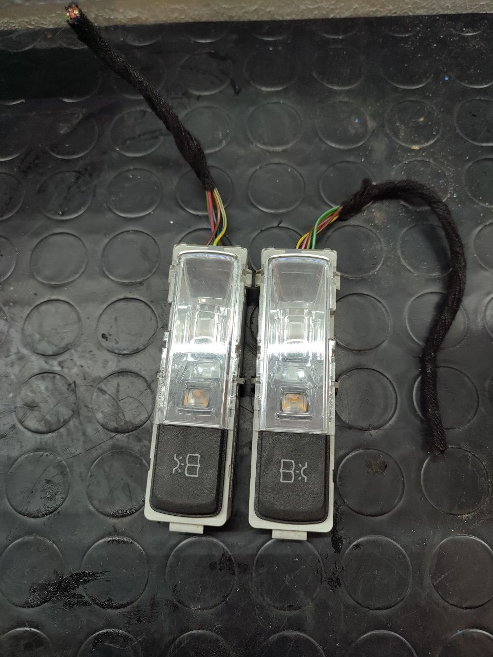 Interior courtesy light pair right / left MERCEDES A CLASS W177 (2018) - F&P CRASH SRLS - Used Spare Parts