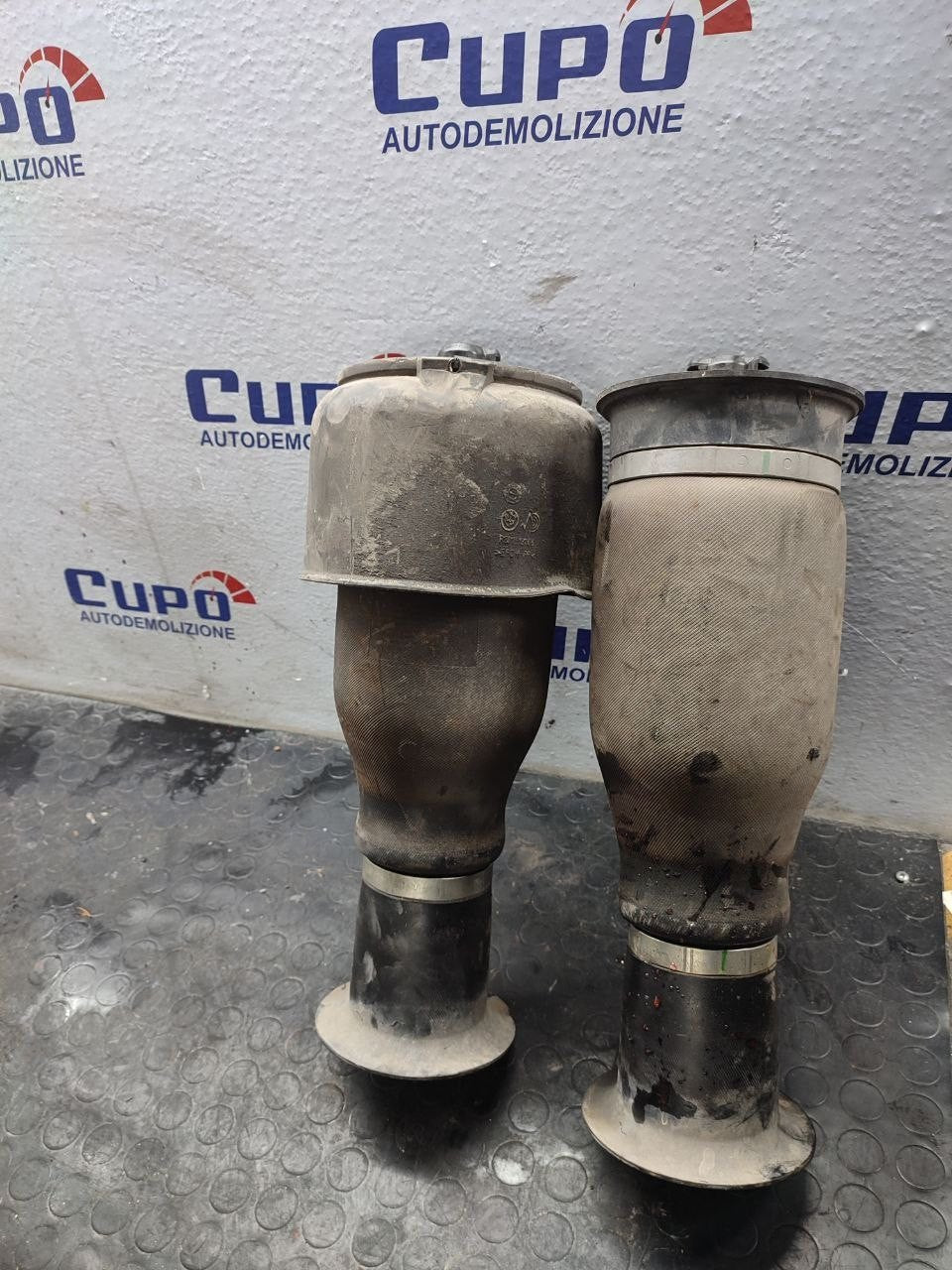Coppia soffietti sospensioni pneumatiche Bmw 520d xdrive touring ( f11 - 2015 ) cod 37106781844 - F&P CRASH SRLS - Ricambi Usati
