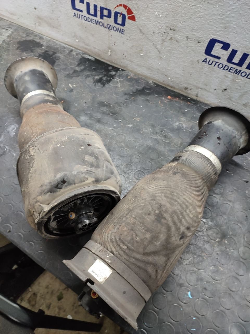 Coppia soffietti sospensioni pneumatiche Bmw 520d xdrive touring ( f11 - 2015 ) cod 37106781844 - F&P CRASH SRLS - Ricambi Usati