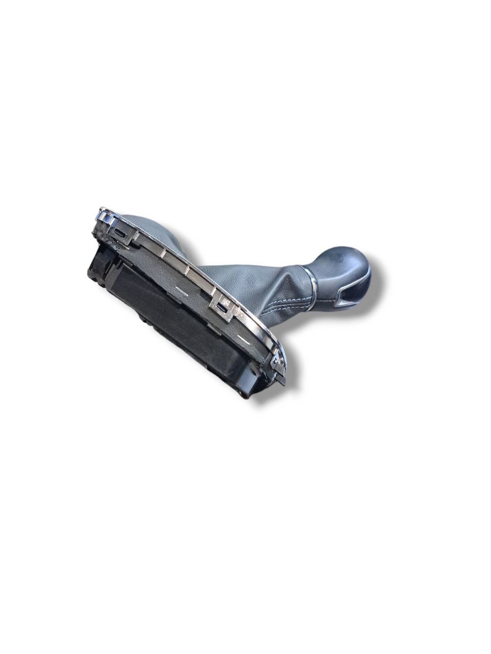 Cuffia + Pomello cambio manuale Seat Ibiza (2015) COD:6P0711113E - F&P CRASH SRLS - Ricambi Usati