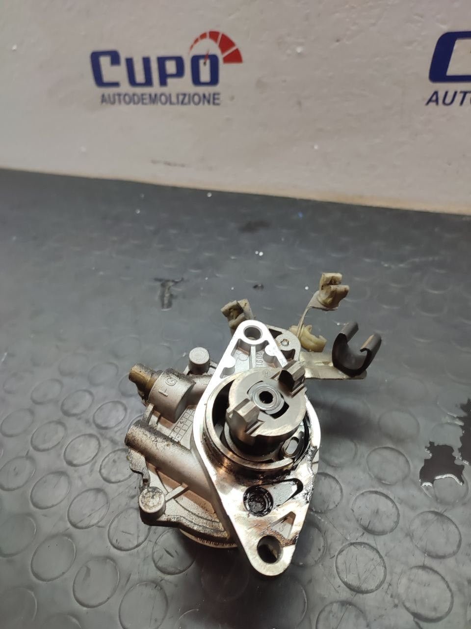Brake depressor / Vacuum pump Fiat Grande Punto 1.3 mjt code 73501358 - F&P CRASH SRLS - Used Parts