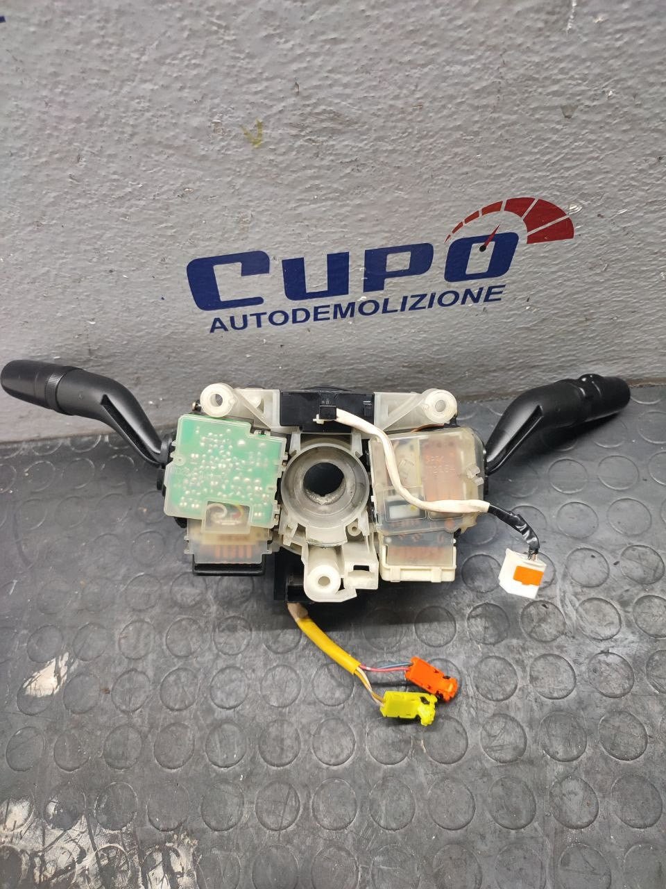 Devio luci Mazda 6 (2004) Cod:GJ5M17D318 - F&P CRASH SRLS - Ricambi Usati