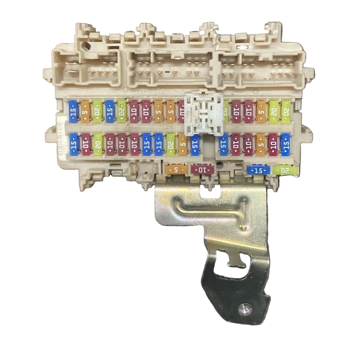 Fuzijska škatla nissan qashqai j11 koda . 252307990a 1.5 dizel (2014 > 2021) 