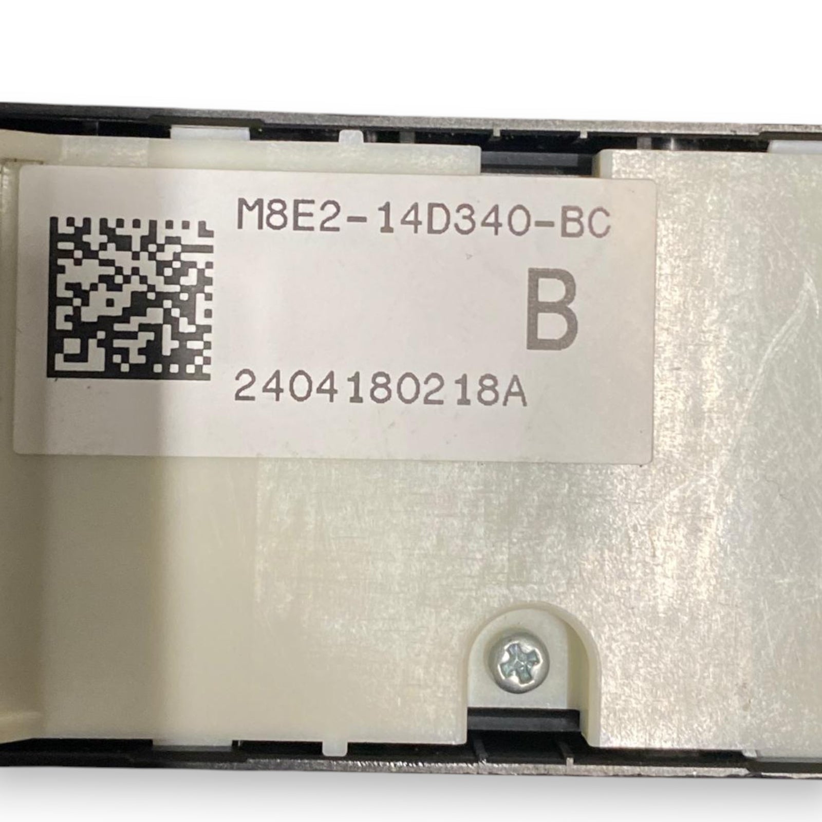 Обяд от ляв преден асансьор (SX) Range Rover Sport L461 (2022-) COD: M8E2-14D340-BC