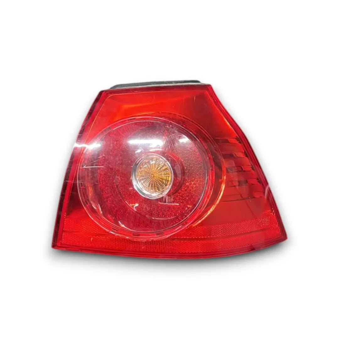 Fanale posteriore esterno destro Volkswagen Golf 2003–2009 OEM 1K6945096AA - F&P CRASH SRL - Ricambi Usati