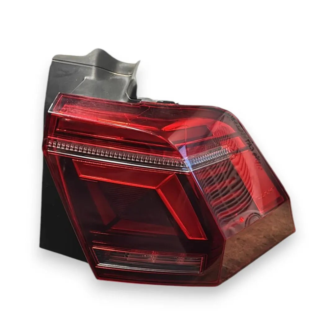 Fanale posteriore esterno destro Volkswagen Tiguan dal 2020 OEM 5NA945208J - F&P CRASH SRL - Ricambi Usati