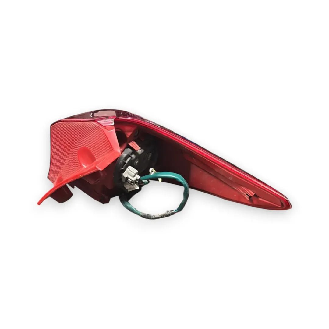Dettaglio Fanale posteriore esterno sinistro Toyota Auris dal 2012 OEM 8156102710 - foto 2