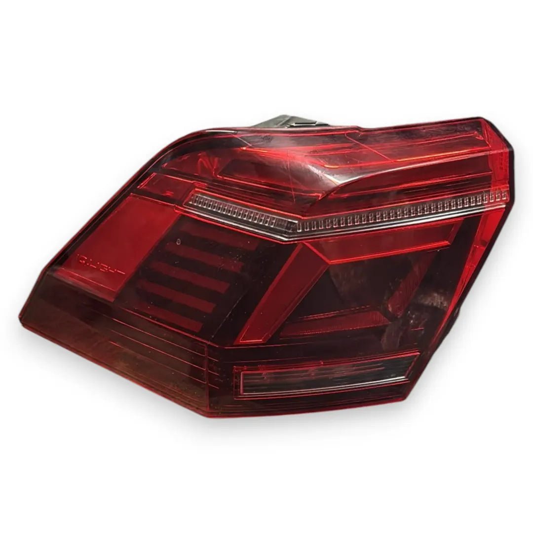 Fanale posteriore esterno sinistro Volkswagen Tiguan dal 2020 OEM 5NA945207J - F&P CRASH SRL - Ricambi Usati