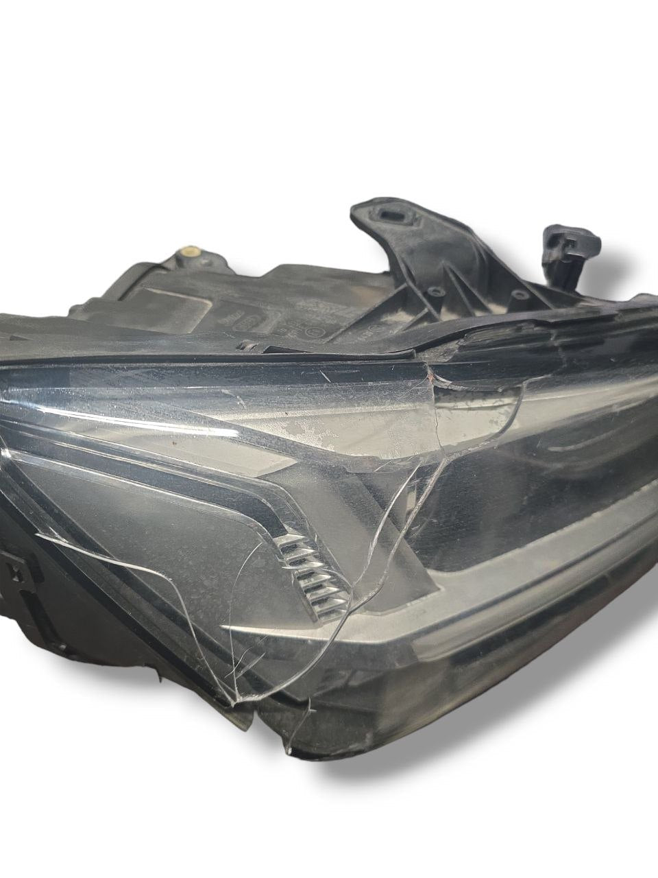 FARO ANTERIORE DESTRO LED AUDI Q2 (2016>) Cod : 81A941774 - F&P CRASH SRLS - Ricambi Usati