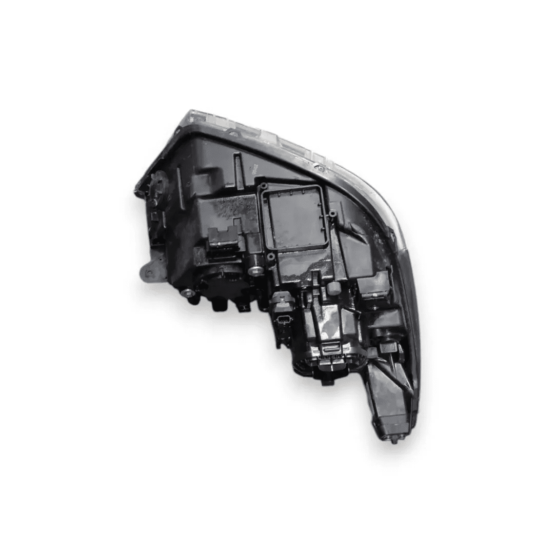 Dettaglio Faro anteriore sinistro SsangYong Tivoli dal 2018 OEM 8310135B00 - foto 3