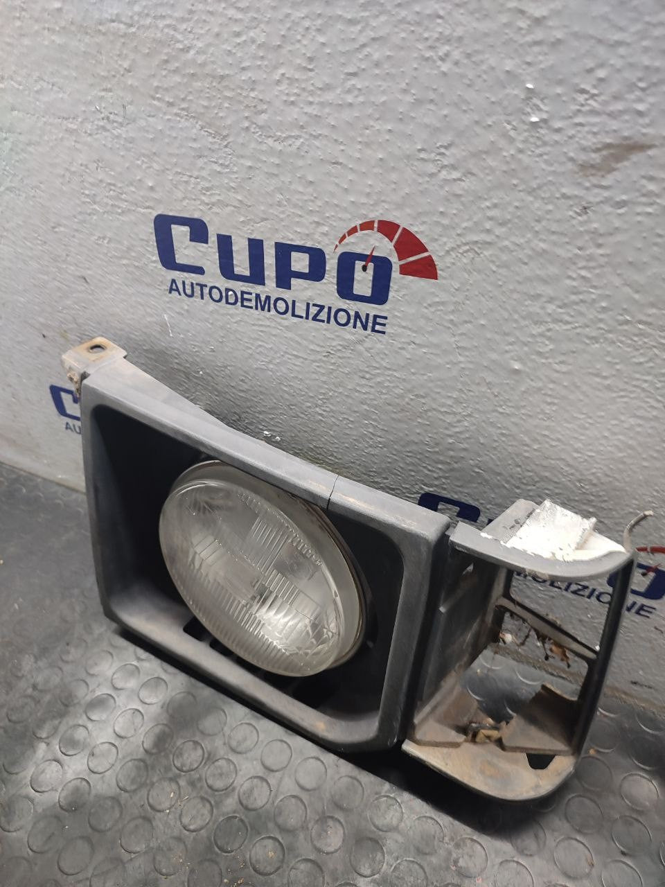Faro / Fanale anteriore sinistro Mitsubishi Pajero ( V20 - 1990 ) - F&P CRASH SRLS - Ricambi Usati