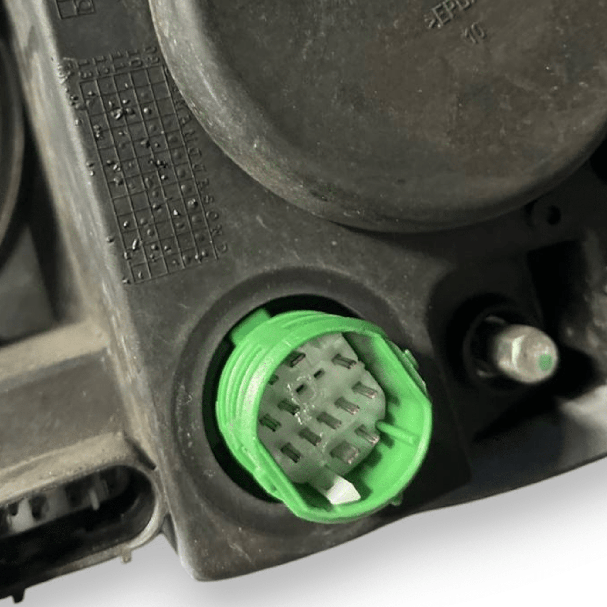 Faro / Fanale destro (dx) Alogeno / Led Alfa Romeo Giulietta (2010 al 2020) cod: 0050530879 ( parabola grigio scuro ) - F&P CRASH SRLS - Ricambi Usati
