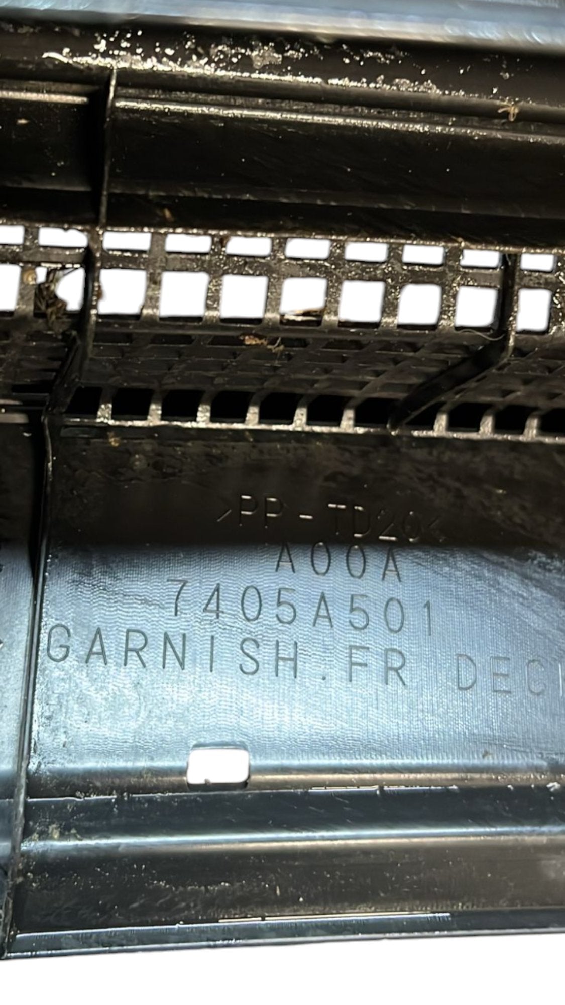 Gocciolatoio Parabrezza Mitsubishi Space star (2012 - >) cod.7405A501 - F&P CRASH SRLS - Ricambi Usati