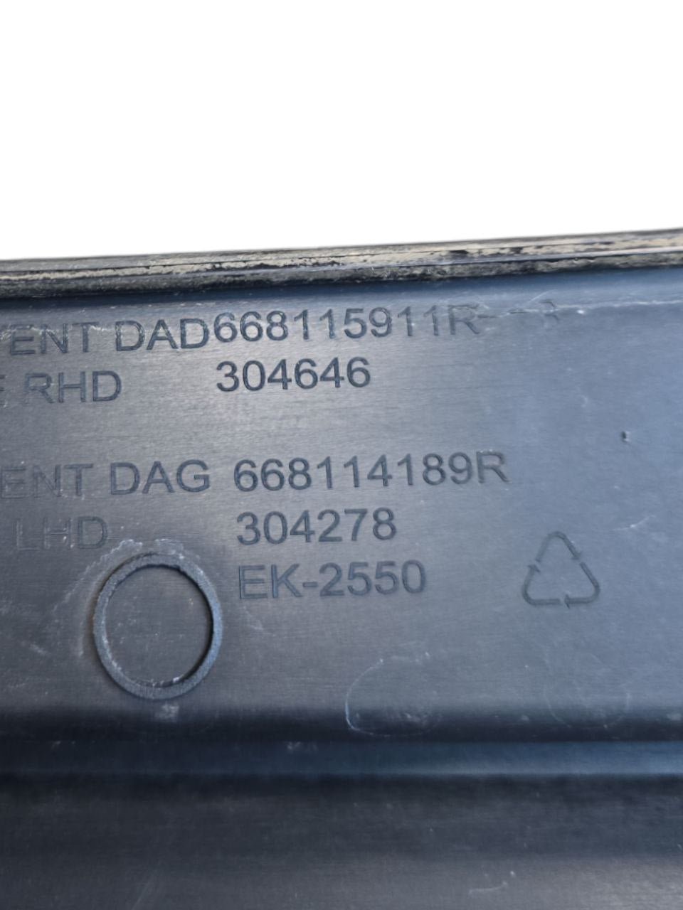 Gocciolatoio Parabrezza Renault Clio V ( 2019 > ) Cod : 668115911R - F&P CRASH SRLS - Ricambi Usati