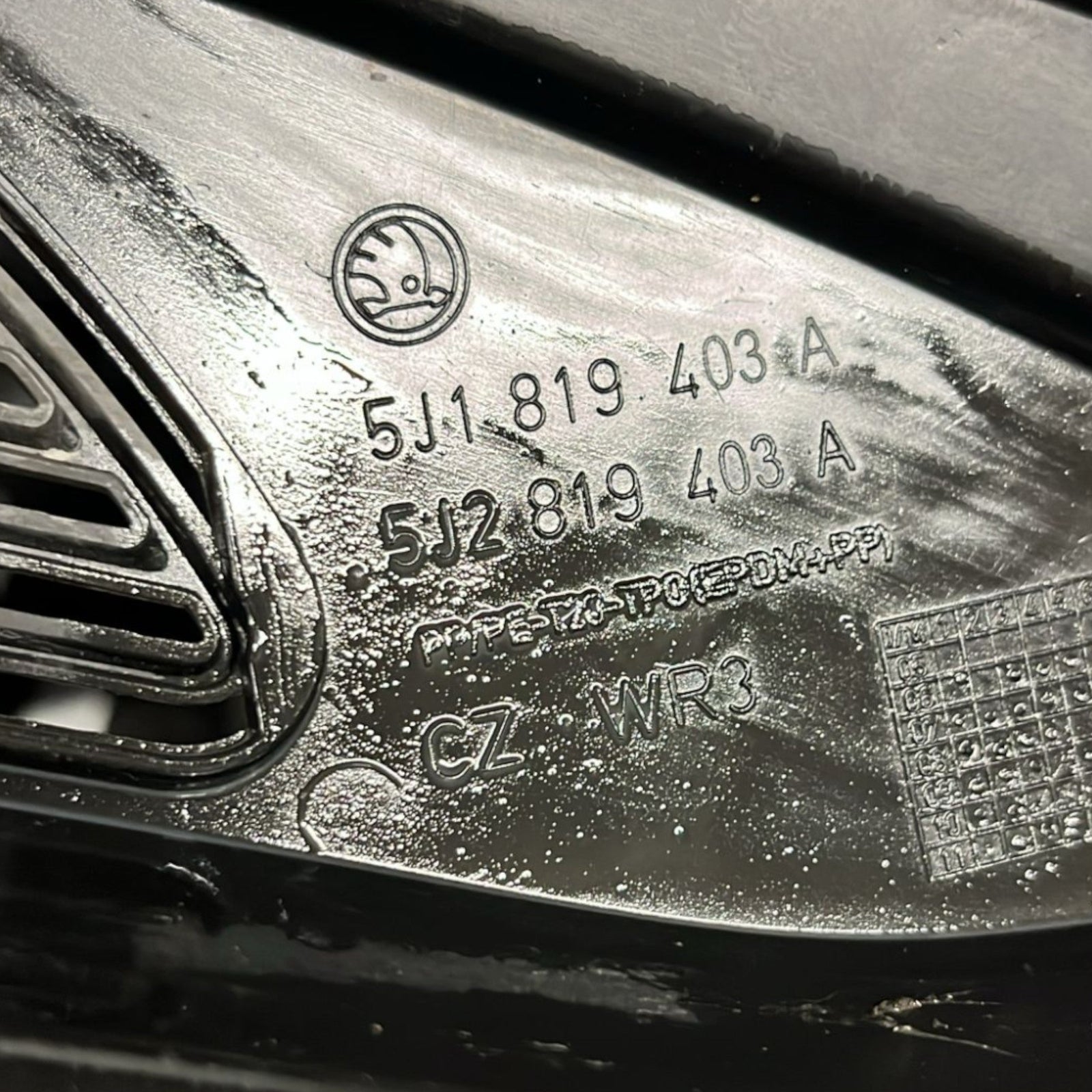 Gocciolatoio Parabrezza Skoda Fabia II cod:5J1819403A (2007 >2014) - F&P CRASH SRLS - Ricambi Usati