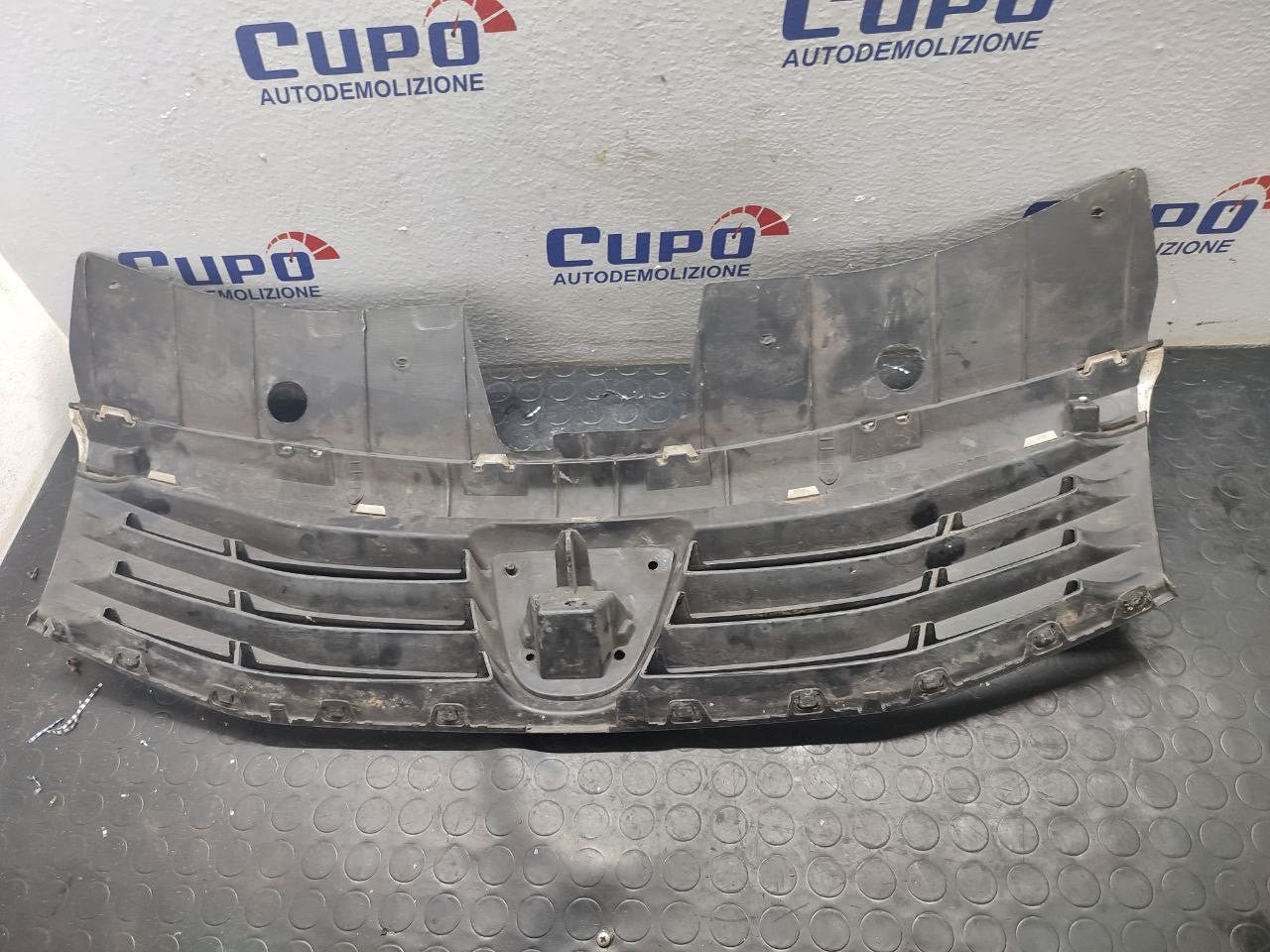 Griglia anteriore Dacia Sandero ( 2012 ) - F&P CRASH SRLS - Ricambi Usati
