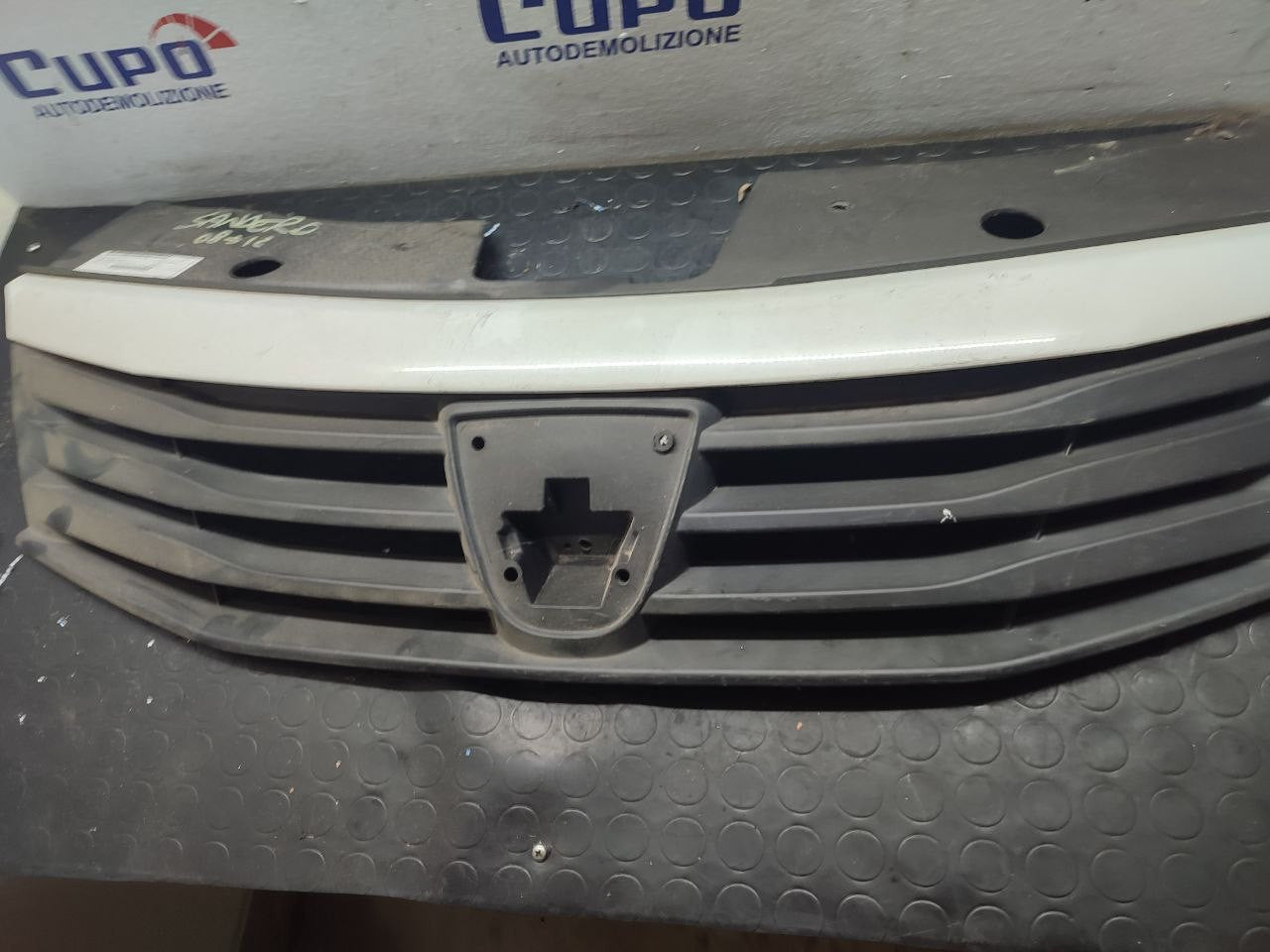 Griglia anteriore Dacia Sandero ( 2012 ) - F&P CRASH SRLS - Ricambi Usati